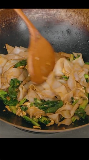 Updated video tutorial for a Hot Thai Kitchen classic: Pad See ew! Thailand may be famous for pad thai, but I bet most Thai people would probably choose pad see ew over it, at least that's true for me. Chewy, charred noodles with a totally addictive salty-sweet flavour...there's nothing quite like it! Watch the full video: https://youtu.be/JpPiLwuGmks Written recipe: https://hot-thai-kitchen.com/pad-see-ew-new/ | Hot Thai Kitchen