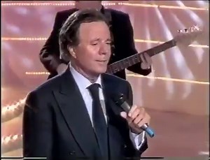 Julio Iglesias - El Bacalao Mira como me gusta como me gusta el bacalao mira el bacalao con papas pero mira como me gusta como me gusta el bacalao mira el bacalao con papas | Voz De Portugal