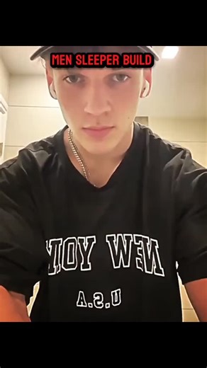 Atta_edits on Instagram: "日本利用压电瓷砖将脚步转化为电能。这些瓷砖捕捉来自你脚步的动能。当你行走时,你的重量和动作会对瓷砖产生压力。瓷砖会轻微弯曲,从而产生机械应力。瓷砖内部的压电材料将这种应力转化为电能。每一步都会产生少量电荷,而数百万步结合在一起就能产生足够的电力来驱动LED灯、数字显示屏和传感器。在像涩谷车站这样繁忙的地方,每天大约有240万个脚步为这一系统作出贡献。这些电能可以被储存或立即使用,从而减少对传统电力来源的依赖,并支持可持续的城市基础设施。这种方法将日常运动转化为实用的可再生能源 #日本 #知识 #事实#你知道吗#推荐#科技#创新#历史 #技术#实验#热门"