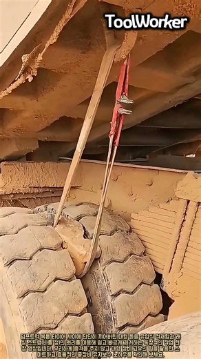 중장비 기사들이 타이어 돌 빼는 소름 돋는 방법 #worker #process #skills #satisfying #tips