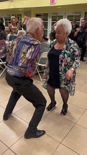 Y a ti que te duelen las rodillas y tienes 30 😂 #titimepregunto #badbunny #ganasconcanas #reggaeton #baile