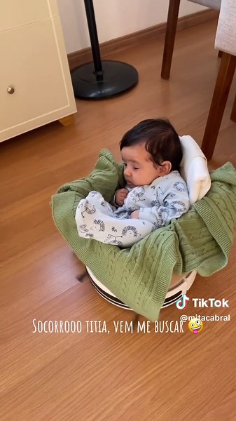 A função incrível do aspirador robô na maternidade