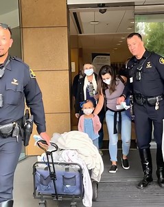 They made us leave the hospital… but not for the reason you think 💔 When they finally told me we could go home, I should have felt immense relief. But instead, I felt an overwhelming emptiness. My daughter smiled under her little mask, clutching her stuffed bunny, waving at every nurse we passed… And me? I was panicking inside. We no longer had a home. The rent hadn’t been paid in months. I had been living in the hospital with her, day and night, facing every test, every treatment. Her father h