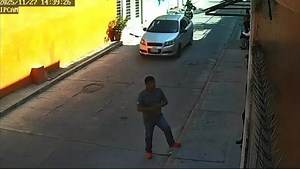 #AlertaVecinal | Vecino de Galeana denuncia nuevo modus operandi de r0b0 en el sur de Morelos ⚠️📱 Un habitante de Galeana, en Zacatepec, lanzó una alerta urgente a la comunidad tras denunciar que su hijo fue despojado de su celular mediante engaños, revelando un posible nuevo modus operandi que estaría ocurriendo en la región sur de Morelos. Según el relato, el joven caminaba por la calle Nueva, frente a la tienda 3B, cuando una mujer lo interceptó fingiendo necesitar ayuda. Aseguró estar embar