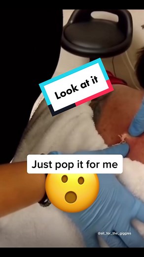 Crazy swuirting back pimple. #cystpopping #satisfyingvideo #pimplepopping #pimplepop #blackheadextraction #whiteheadremoval #cheesetax