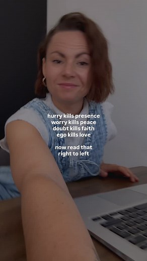 Ce message m’a frappée exactement où j’en avais besoin. Parfois ce ne sont pas les grands bouleversements qui changent une vie, mais les petits réflexes qu’on laisse diriger nos journées. | Andreanne Morin