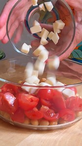 5 minuti e sei a tavola 😉 e mangi pure bene 😋 - Il mio libro “Antipasti con la pasta sfoglia” è su Amazon 🥰 - INGREDIENTI 250 g ceci sgocciolati 150 g pomodorini 100 g olive 30 g rucola 100 g provola origano semi di finocchio 4 cucchiai Olio evo #foodblogger #cibo #ricette #tuttiatavolaconcinzia #ceci #insalata | Tutti a tavola con Cinzia