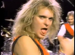VAN HALEN / Jump (Official Music Video) "Jump" é uma canção gravada pela banda de rock americana Van Halen. Lançada em 1984 como a segunda faixa do álbum 1984, foi o único single do grupo a alcançar o primeiro lugar na parada Billboard Hot 100. A canção rompeu o molde das canções anteriores da banda, principalmente pela melodia principal, tocada em um sintetizador pelo próprio Eddie Van Halen, embora ela ainda contenha o tradicional solo de guitarra de Eddie, que declarou ser um de seus favorito