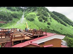 穂高岳と大雪渓が美しい涸沢ヒュッテ
