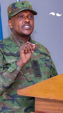 Menya impamvu y’impinduka ku mpuzankano ya RDF yatumye amapeti ashyirwa ku gituza, ibendera rikijima.