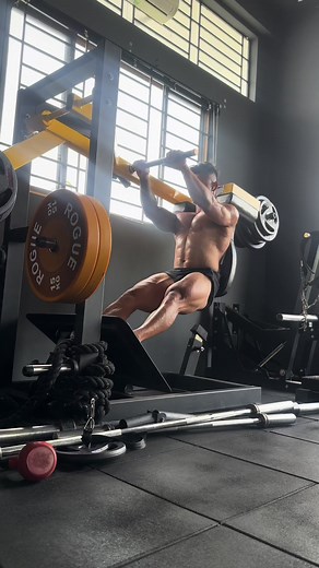 Pendulum Squat hướng dẫn: tập cơ đùi trước hiệu quả