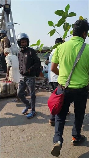 বটের দেশের প্রতিনিধিরা নন্দীগ্রামের উদ্দেশ্যে বটবৃক্ষ রোপনের জন্য প্রবেশ করছেন।