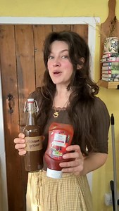 Food history AND mushrooms? Yes please! 😍 This homemade mushroom ketchup was delicious, like a deeply umami, foresty flavour bomb! 🍄‍🟫 🍂 I’ve been wanting to try to make it for years! You can buy it in some fancy shops and I always use it to bring my mushroom risotto to the next level! ✨ Traditionally it would be made by steeping fresh mushrooms with salt, which draws the liquid out of them! ☀️ The earliest English recipes for ketchup appear in the late 1600s–1700s, influenced by global trad