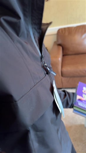 Men love a good ‘throw it on and go’ jacket, and this one checks every box. Waterproof, lightweight, and actually looks good #puffit #rainjackets #raincoat #menjacket