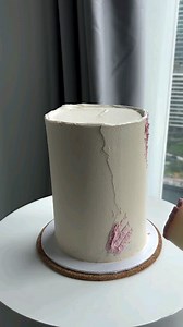 Learn how to create textured effects on your cream cakes. 📽@sweet_horizoncakes #learncakes #cakedecoratingtips #cakedecoratingtutorial #creamcakeideas #creamcakedecorating #whippedcreamcake #buttercreamcakes | Learn Cakes and Baking