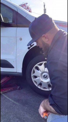 My mobile mechanic teaches you how to check a front end of a vehicle, including your tire rods, ball joints, wheel, hubs, and control arm bushings #mechanic #mobilemechanic #automotive #fixit #auto #cars #brakes #mechanicsoftiktok #repairs #trucks #dealershiplife #ford #chevy #dodge #ram