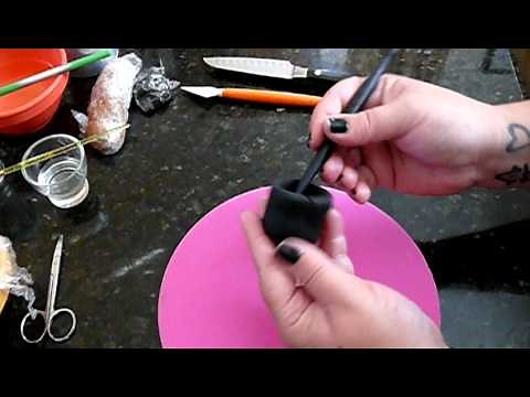 Tutorial How to make a fondant or gumpaste witch cauldron, pot, kettle, firewood Part 1