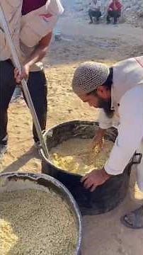 RATUSAN WARGA G'AZ'A ANTRI MAKANAN AMANAH RAKYAT INDONESIA