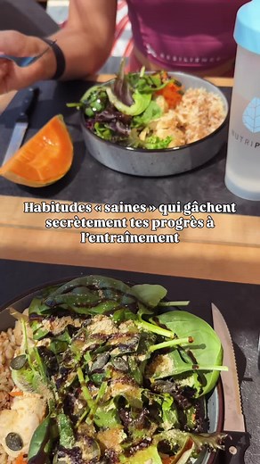 😬 Tu fais du sport, tu manges « plutôt bien », t’es régulière… Mais pourtant, tu ne vois pas les progrès espérés ? Et si ce n’étaient pas tes séances le problème… mais tes habitudes du quotidien ? 🧠 🔸 Une alimentation déséquilibrée Trop peu de glucides, pas assez de protéines, des repas pas assez nourrissants… Souvent par manque d’info (ou par peur de “trop manger”), tu ne donnes pas à ton corps ce dont il a besoin pour fonctionner ET récupérer correctement. Résultat : fatigue, stagnation, ba
