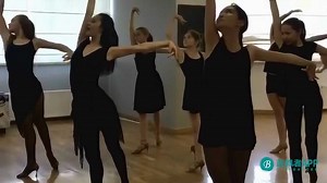 跳拉丁的女孩，真是美到骨子里了