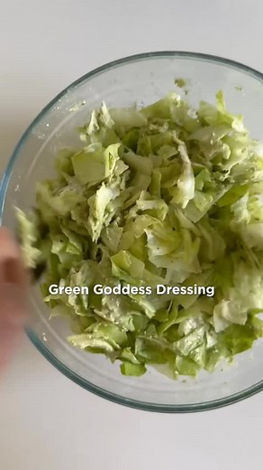 🥬GREEN GODDESS DRESSING🥬 85 g queso parmesano 55 g nuez de Castilla 2 dientes de ajo 30 g hojas de albahaca fresca 30 g hojas de espinaca fresca 120 g jugo de limón 30 g vinagre de arroz 55 g aceite de oliva 1 1/2 cdita de sal 1. Agrega el parmesano y ralla 10 seg / Vel 10. 2. ⁠Agrega el resto de los ingredientes y tritura 20 seg / Vel 7. 😍😍😍😍😍😍 #Puntovaroma #Recetas #Thermomix | Punto Varoma