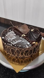 pastel de chocolate decorado con glaseado y detalles de chocolate #chocolate #birthday #cake #bolo #pastel | La pastelería soñada