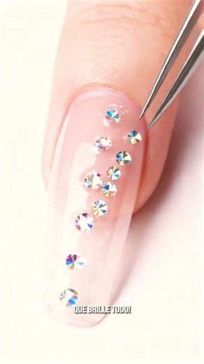 “Personaje 3D enseñando paso a paso cómo usar el gel para uñas con estilo y claridad.”