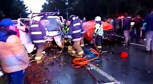 5.2K views · 74 reactions | #LEBU; Dos personas fallecidas, de sexo masculino, deja un violento accidente de transito registrado en horas de esta tarde, en la ruta 160 a la altura de sector de Trancalco. Colisión que se produjo entre un furgón y un vehículo menor. Los equipos de emergencia continúan trabajando en el lugar. Portal INFO Lebu | Radio Pasión FM | Facebook