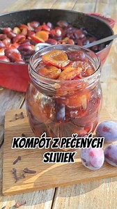 Šikovný spôsob ako spracovať prebytky ovocia: KOMPÓT Z PEČENÝCH SLIVIEK 🍑 👉👉👉Recept: 2 kg tvrdších sliviek odkôstkovať, zasypať asi 500 g trstinového cukru (podľa toho, ako sú slivky sladké), 2 ČL mletej škorice, 1 ČL mletých klinčekov (alebo aj celé). Prilejeme asi 2 dcl červeného vína, mecháme zovrieť a potom dáme do rúry na 150°C asi na pol hoďku piecť. Rovno plníme do vysterilizovaných pohárov, zavrieme ich a pod detour necháme pomamy vychladnúť. Nech vám s nami chutí! Viac námetov na za