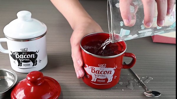 PGYARD Mini Bacon Grease Container With Strainer - 15OZ Enamel Grease Saver, Farmhouse Bacon Grease Keeper For Kitchen Fat Storage, Dishwasher Safe-White