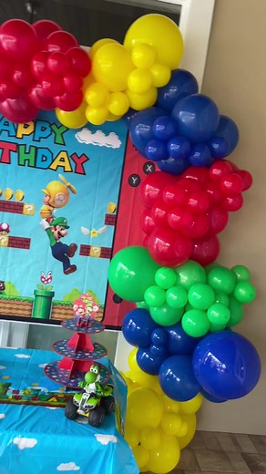 Super Mario Bro theme #balloonsbouquets #birthdayballoons #balloondecorations #organicballoon #bouquetdeglobos🎈 #birthdayidea #ladylake #latinosenocala #summerfieldfl #globos #decoraciónconglobos #arcoorganicodeglobos #balloonsartist #latinosenflorida