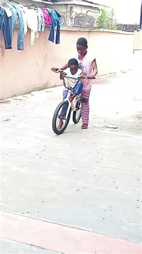 #im teaching my sister how to ride bicycle 🚲🚲🚲🚳