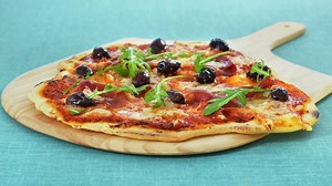 Italiensk pizza med spekeskinke og oliven