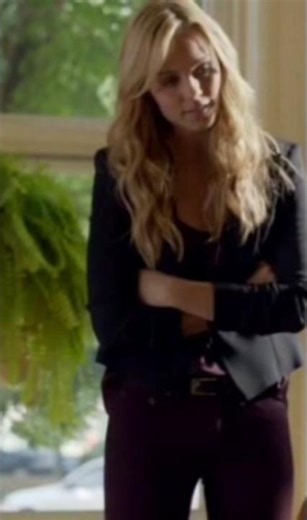 Actress Laura Vandervoort looking good in jeans on a show