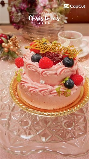 プランドシトロン on Instagram: "昨日は孫の誕生会とクリスマスパーティをしました🎄 パーティーのケーキはレッスンで「ガトーフランボワーズ」を作りました🎂 ラズベリークリームがとても美味しくて可愛い2段ケーキで、大人気メニューだそうです✨ 孫は７歳になりますが、将来「パイロットになれますように」とお祈りして、キャンドルを消していました🧑‍✈️ #誕生日ケーキ #ガトーフランボワーズ #ケーキレッスン #abccookingスタジオ #憧れの2段ケーキ #フランボワーズクリーム #将来の夢はパイロット✈️"