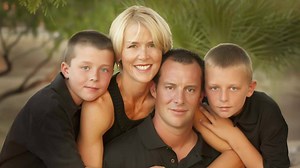 In this 90 minute class, photographer Michele Celentano offers up fresh inspiration for your group portraits that will completely change the way you photograph families of all sizes. | CreativeLive