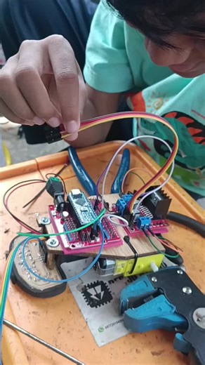 Pemasangan kabel-kabel ke mikrokontroller arduino nano untuk robot line follower #robot #redjostudio #linefollower