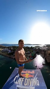 This diver performed a 27-meter high dive that left everyone watching with their hair standing on end... | Positive