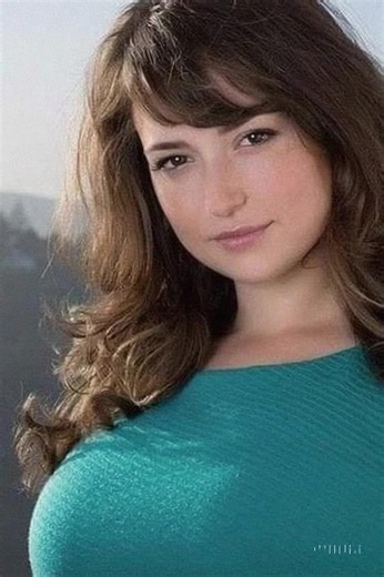 At just 5 feet 3 inches tall, Milana Vayntrub may not tower over her peers in height, but when it comes to charisma, talent, and impact, she’s in a league of her own. Known to millions as Lily from AT&T’s iconic commercials, Milana has quietly—and impressively—built a multifaceted career as an actress, writer, comedian, producer, activist, and voice artist. Milana Vayntrub just surprised fans with a bold new look—wait until you see what everyone’s talking about 👀👇 | Avokaddo