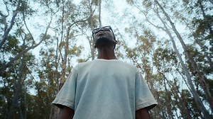 Meta 推出首款搭載高解析度單邊顯示器的 AI 眼鏡 Meta Ray-Ban Display，將經典 Ray-Ban 設計美學與 Meta Neural Band 的創新科技完美結合 *僅於美國販售，目前未於台灣發售 | Meta