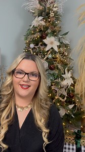 8 comments | Wishing everyone a very Merry Christmas and Happy Holidays! Sending our love for a safe and warm Christmas Day with loved ones ✨ Thank you for allowing us to bring some beauty and joy to your homes and lives this season. ❤️ | the.wreath.coach | Facebook