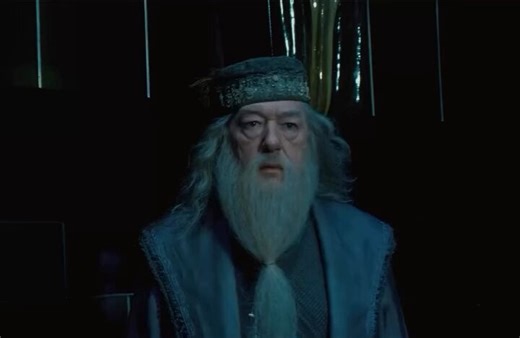 Tenho a real sensação de que parte do fandom acredita mesmo que essa parada de os feitiços se conectarem é canônica kskskskks. Pensa em um negócio que estraga a cena e está luta inteira em específico.