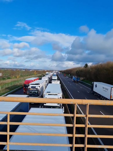 🔴Un accident a eu lieu jeudi matin sur l'autoroute A6 dans le sens Paris-Lyon, près de la sortie Chalon centre. Un important bouchon s'est formé. Plus de détails ici : https://tinyurl.com/436992zy | Le JSL Chalon