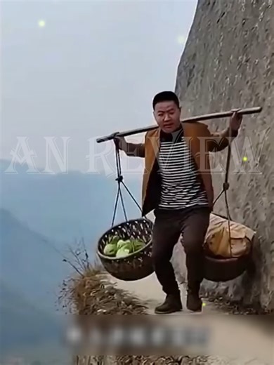 Người đàn ông vào thành phố bán rau không may trượt chân rơi xuống vách núi một nữ tổng giám đốc đi ngang qua tiện tay cứu anh ta thấy anh ta đáng thương cô liền sắp xếp cho anh vào nhà máy của mình làm bảo vệ #phimngantrungquoc #reviewphim #reviewphimtrungquoc #danhchoban #fyp