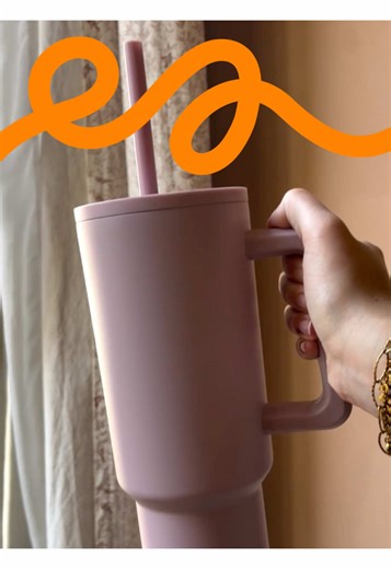 La Stanley petit budget à moins de 30€ !! 💧c’est la même vibe : une grande contenance avec une paille et un couvercle. Je vais prochainement tester si elle tient vraiment le froid !! Tu veux la même ? Le lien est dans la bio 🔗 #stanleycup #stanley #dupestandleycup #stanleydupealert #petitbudget