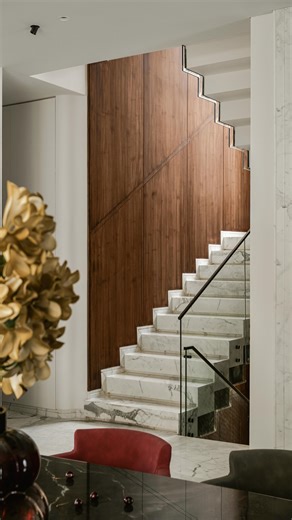 The stairwell at The Modern Script may not be grand in scale, but we imagined it as a moment of ascent that feels calm, luminous, and quietly dramatic ❤️ Each tread and riser is wrapped in white marble, allowing the natural veining to become the hero. A sharp black marble edge runs along the side, giving definition and contrast, almost like a fine line drawn with purpose. To soften this composition, profile lights were tucked beneath every step, creating a gentle glow that makes the staircase fe