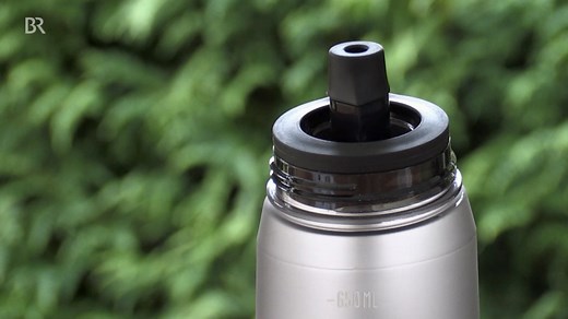 Die Air-Up-Flasche aus München gibt Wasser einen Geschmack ohne, dass etwas zugesetzt wird. Dafür trickst sie unser Hirn mit einem wissenschaftlichen Prinzip aus: Retronasalem Riechen. Mehr erfahrt Ihr im Video: | BR24