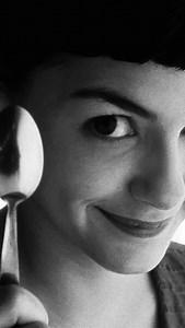 Parfois aimer, c’est regarder le monde sans oser y entrer tout de suite. C’est préférer les détours, les gestes invisibles, les attentions discrètes, plutôt que l’exposition directe de ce que l’on ressent. Aimer, parfois, c’est aider les autres à aimer avant de se l’autoriser soi-même. C’est croire que le bonheur se mérite en silence, qu’il faut d’abord réparer, arranger, observer. C’est comprendre, lentement, que l’amour ne se vit pas à distance. Qu’il faut un jour accepter d’être vu, touché, c