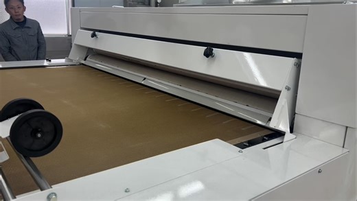 アサヒ繊維機械工業株式会社 | 【製品紹介】NTS-SP5 弊社ハイエンドモデルの縮絨機になります😼 今回の動画は乾熱ゾーンで緩和収縮を行った製品を冷却ゾーンでセットしながら振り落とし機構で振り落としを行う所になります🫡... | Instagram