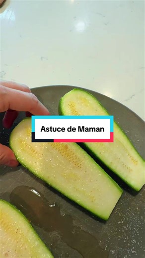 🥒 Astuce cuisine Pourquoi saler la courgette avant de la cuisiner ? 👉 Parce qu’elle contient beaucoup d’eau. Le sel aide à faire sortir l’excès d’eau, ce qui permet : ✔️ une meilleure texture ✔️ plus de goût ✔️ une belle cuisson dorée (au lieu de bouillir) 💡 Résultat : des courgettes fermes, savoureuses et jamais molles. Petit geste, grande différence en cuisine 👌🍳 Parce que la courgette est pleine d’eau 🥒💧 (environ 95 %). Quand tu mets du sel, il se passe un phénomène appelé osmose : le 